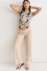 Pantalón negro de fibrana con cintura elástica.