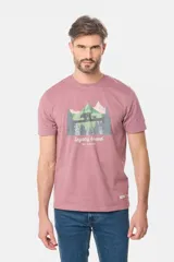 Remera gris de manga corta con cuello redondo y estampado de paisaje de montaña con osos y pinos. Incluye el texto "legacy brand get elevated".