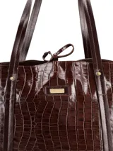 Cartera shopper grande de cuero marrón con textura tipo cocodrilo, doble asa de hombro y cierre superior con lazo.