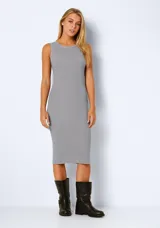 Vestido midi gris de punto acanalado, sin mangas y cuello redondo.