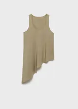 Musculosa color crudo con breteles anchos, escote en V y bajo asimétrico.