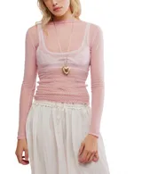 Top de manga larga color rosado, confeccionado en tejido texturado y transparente. Presenta cuello fruncido y terminación elástica.