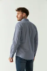 Camisa celeste de manga larga para hombre, con logo bordado y fit slim. Confeccionada en 100% algodón.