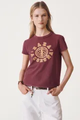 Camiseta color lila de algodón, con cuello redondo y mangas cortas. Estampado frontal con diseño varsity en color blanco con el texto "Zara A Coruña Est. 1975".