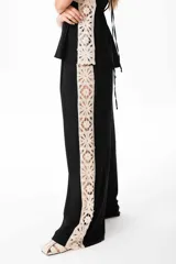 Pantalón sastrero de lino italiano color negro con guarda de broderie crudo desde la cintura hasta el bajo.