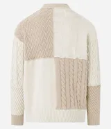 Cardigan de punto beige con diferentes texturas y bloques de color. Tiene cuello en V, abotonadura frontal y mangas largas.