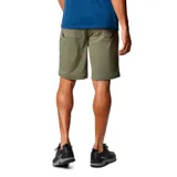 Short de hombre color verde oliva, con bolsillos laterales y traseros con cierre. Protección solar UPF 50 y repelencia al agua.