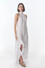 Vestido largo azul de lino, con cuello halter y volados en el ruedo.