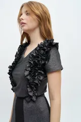 Remera color crudo con escote en V y volados laterales.