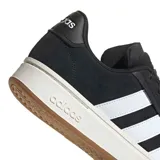 Championes Adidas Grand Court Alpha negros con las tres tiras blancas en los laterales y suela blanca con detalle marrón.