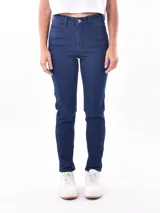 Pantalón de jean skinny color azul oscuro, de tiro alto y corte ajustado.