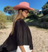 Sombrero texano marrón confeccionado artesanalmente en Uruguay con lana merino. Cuenta con cinta elástica interior para adaptarse a diferentes talles.