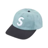 Gorra de béisbol Supreme, color celeste con visera negra y logo 'S' blanco en el frente.
