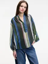 Blusa de mangas largas con cuello mao y escote en V, con estampado de rayas verticales en tonos azul, verde, blanco y rojo.
