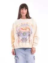 Buzo color beige con estampado de flores, mariposa y sol.