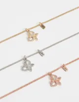 Set de tres collares de diferentes largos, con cadenas dorada, plateada y cobre. Cada collar tiene un dije de mariposa con strass.