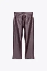 Pantalón de tiro alto color marrón con efecto piel, corte bootcut, cinco bolsillos y cierre frontal con cremallera y botón.