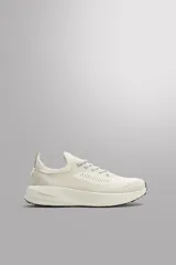 Zapatilla deportiva color crudo para uso diario y carreras ligeras. Parte superior de tejido de punto transpirable con puntera y talón recubiertos de material Shield Protect Max. Ajuste con cordones, tirador trasero y plantilla OrthoLite® extraíble. Entresuela con tecnología Spume Foam V3 y suela de goma.