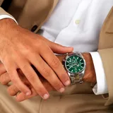 Reloj Maserati modelo Traguardo R8853151011 para hombre, con caja de acero inoxidable plateada de 43mm, esfera verde con detalles plateados y correa de acero inoxidable plateada. Cuenta con movimiento de cuarzo, cristal mineral y resistencia al agua de 5 ATM.