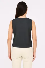 Musculosa gris sin mangas de poliéster, corte holgado y cuello redondo.