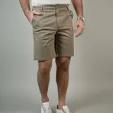 Bermuda color arena con bolsillos laterales y traseros.