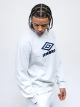 Buzo gris melange de felpa sin frisa, con cuello redondo y logo de Umbro bordado en azul marino en el pecho.