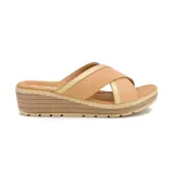 Sandalias Korium color beige con tiras cruzadas y detalle dorado. Plataforma con suela texturizada.