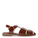 Sandalias franciscanas chatas color marrón de charol, con tiras anchas cruzadas y hebilla dorada.