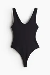 Body negro colaless de punto elástico con escote en U adelante y atrás, tirantes anchos y botones a presión ocultos en la parte inferior.