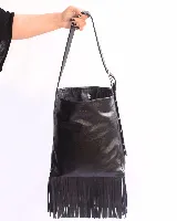 Bandolera de cuero color beige con flecos y tachas plateadas.