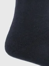 Calcetines de largo medio, tejido grueso, color azul marino con franjas horizontales en gris y verde.