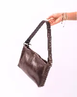 Bandolera de cuero marrón con correa corta y correa larga intercambiables, forro interior y bolsillo con cierre.