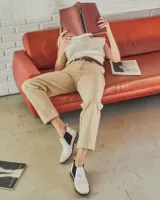 Botines Chelsea de cuero negro con elástico lateral y suela marrón.