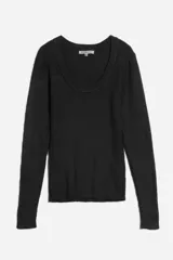 Sweater negro de tejido de punto acanalado, con cuello redondo y mangas largas.