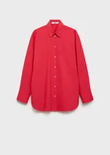 Camisa roja oversize de algodón con cuello camisero, manga larga abotonada, bolsillo de parche en el pecho y cierre frontal con botones.