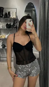 Body negro con copas y breteles finos.