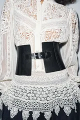 Cinturón tipo fajín de cuero negro con textura floral en relieve, de 14,5 cm de ancho y hebilla metálica cuadrada.