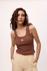 Musculosa marrón de lycra y algodón, con logo bordado en color amarillo.