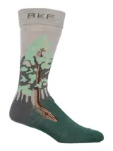 Calcetines grises con diseño de árboles y base verde y gris.