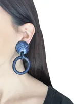 Aros colgantes con clip, formados por un círculo superior con diseño marmolado en tonos beige y marrón, y un aro inferior liso color beige.