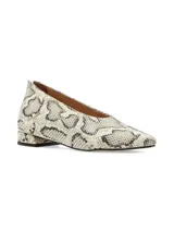 Zapato de cuero con estampado de reptil en tonos blanco y negro, con punta fina y taco bajo cuadrado.