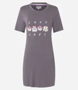 Camisón corto gris con estampado de tortas y la frase "Love Cake".