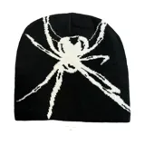 Gorro de lana negro con diseño de araña blanca en el frente.