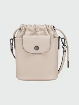 Bandolera Longchamp Le Pliage Xtra XS de cuero color tostado, con correa fina ajustable y cierre con cordón ajustable.