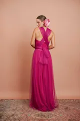 Vestido largo color fucsia de micro tul, strapless y multi posición.