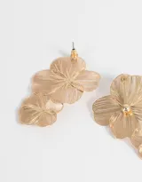 Aros colgantes largos dorados con diseño de flores de filigrana.