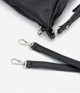 Bolso hobo grande desestructurado de PU color negro, con correa de mano, correa larga desmontable, cierre lateral ajustable con tiradores y cierre superior.