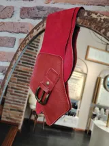 Faja ancha de cuero color rojo con hebilla metálica color bronce. Diseño artesanal con cuero de alta calidad.