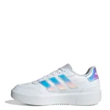 Championes urbanos Adidas Courtblock Bold, color blanco con detalles iridiscentes en las tres tiras laterales.