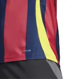 Camiseta de fútbol Adidas Striped 24, color burdeos con rayas verticales azul marino y detalles en amarillo.